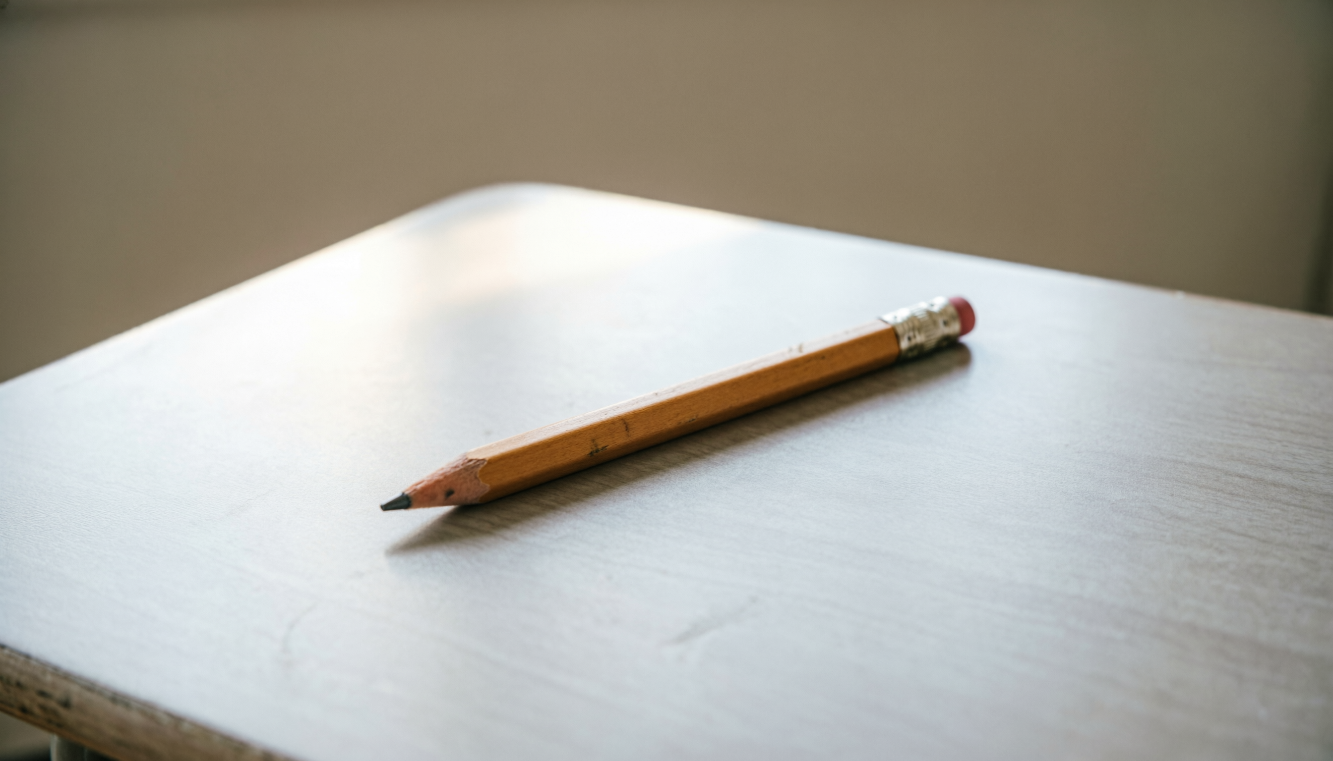 PENSIL PENDEK DI ATAS MEJA SEKOLAH
